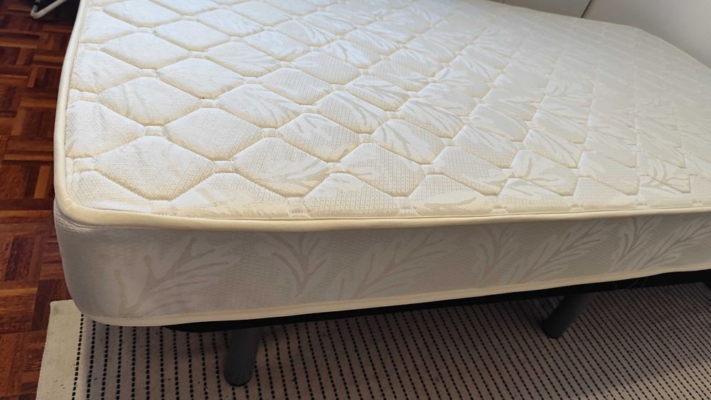 Base de cama revestida em tecido l 190x100 cm como nova! Pouquíssimo uso