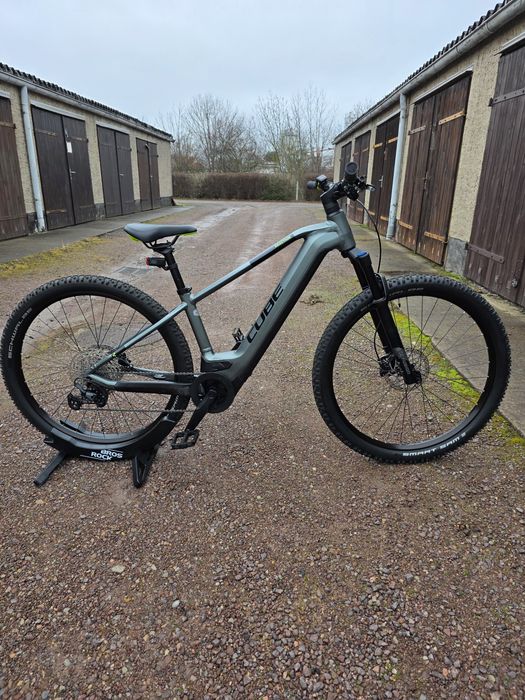 Rower elektryczny Cube Reaction pro 750