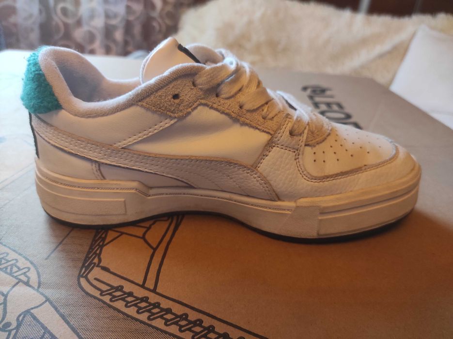 Білі кросівки для жінок від Puma