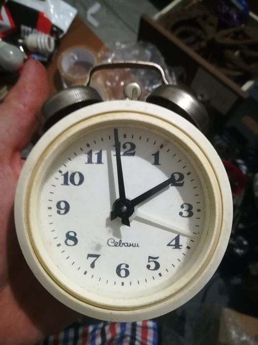 Stary budzik mechaniczny