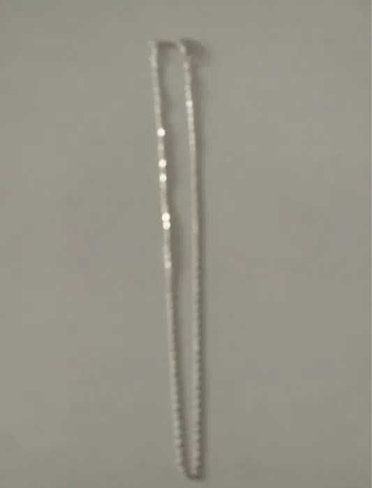 Fios, colares e peças