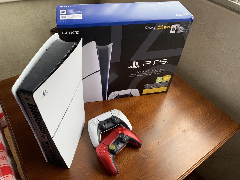 Play Station 5 digital com 2 comandos e 4 meses de uso