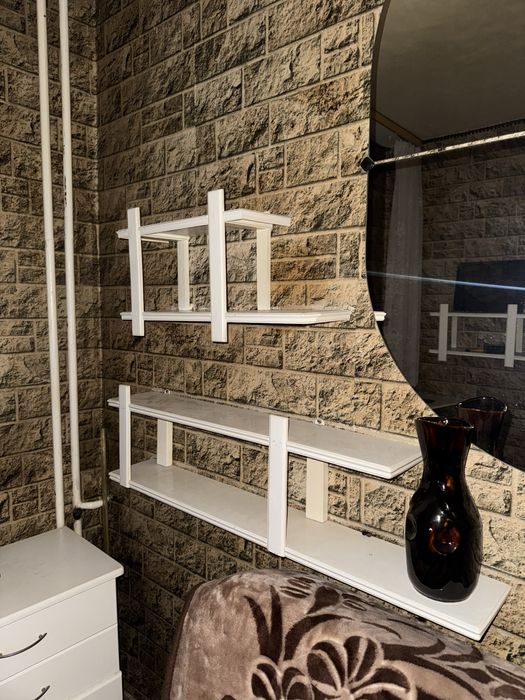 Regały szafki małe białe witrynki komoda mała