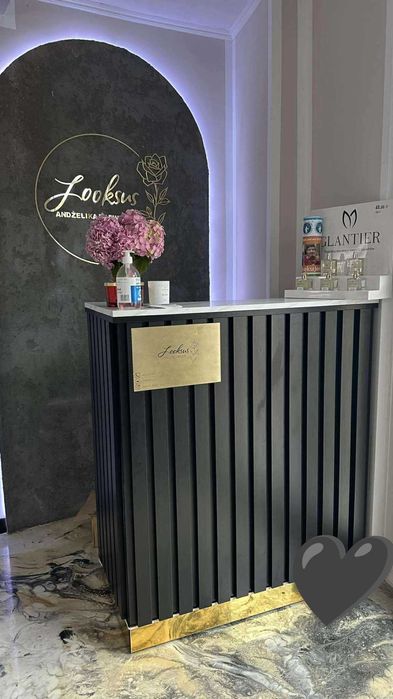 Recepcja kosmetyczna fryzjerska lada recepcyjna lamele biało złota