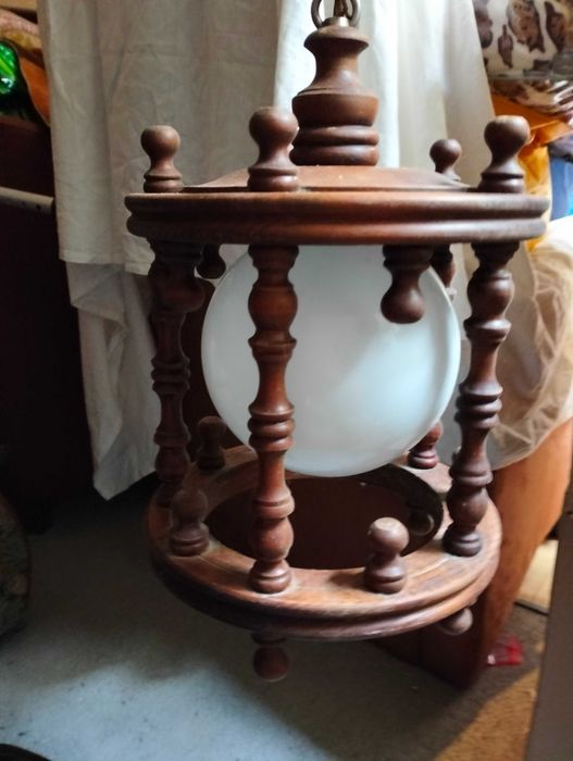 Candeeiro de teto em boas condições