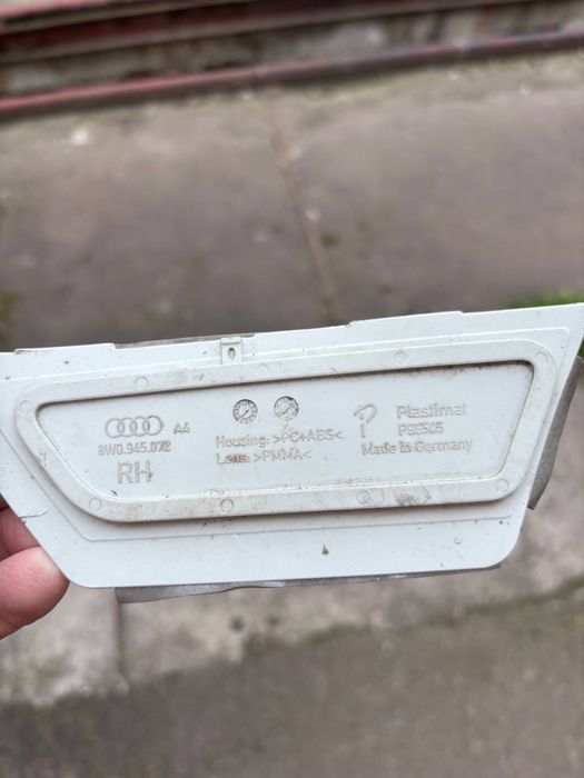 Катафот відбивач переднього бампера правий Audi A4 B9 (2015-2019) 8W0945072