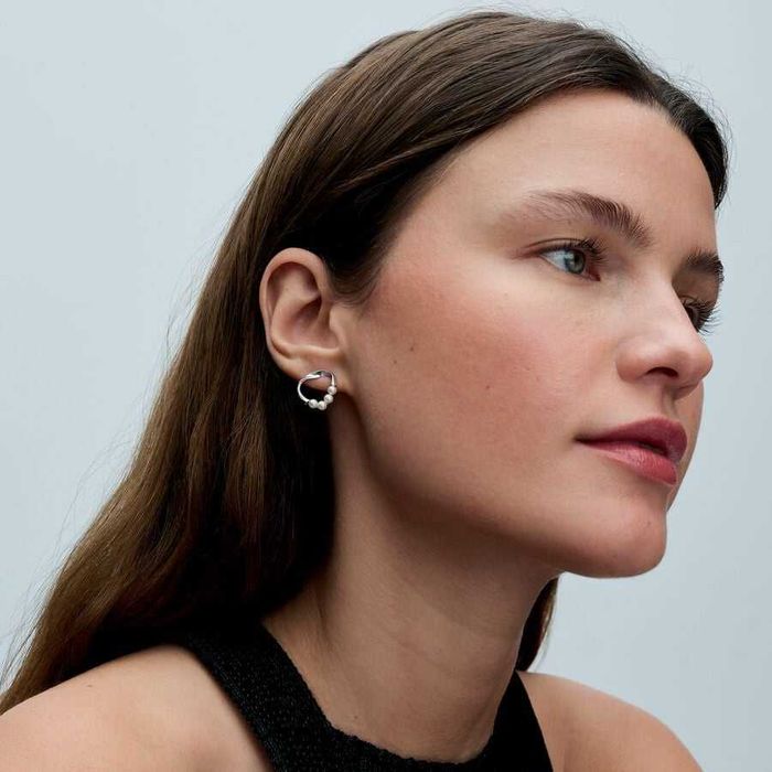 Pandora Kolczyki sztyfty o organicznym kształcie z perłami hodowanymi