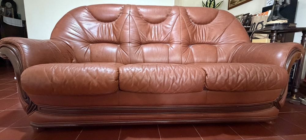 Sofas em pele. Castanho e detalhes madeira