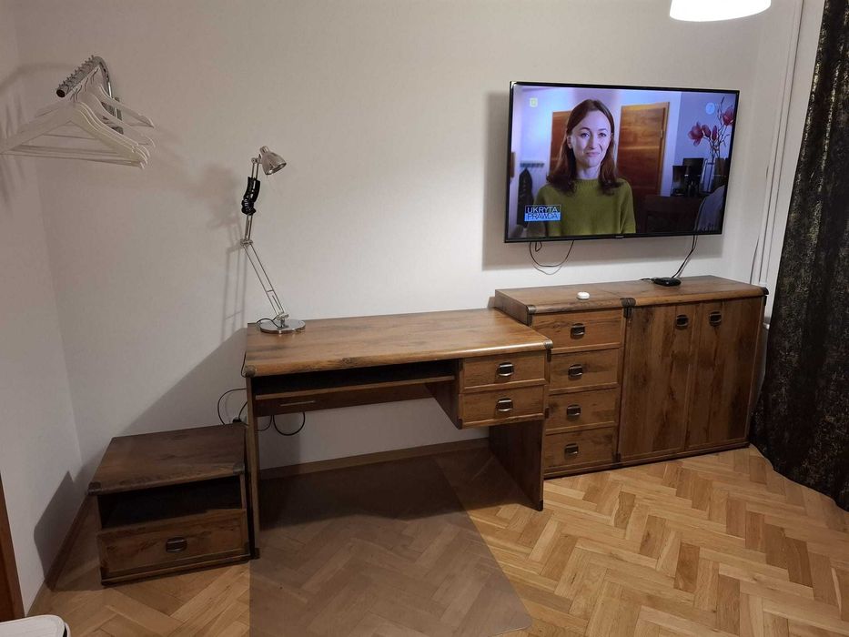Ośmio elementowy komplet mebli w dobrym stanie zachowania, odbiór od zaraz