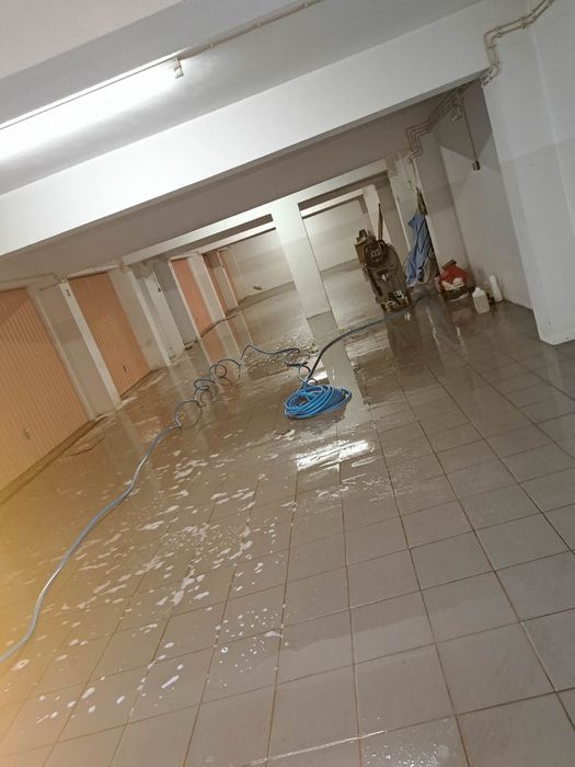 Garagem limpa com máquinas adequadas