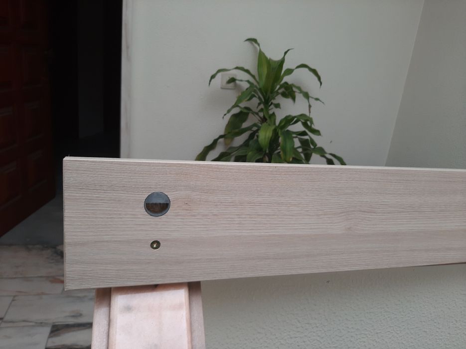 Prateleira de madeira branca e creme