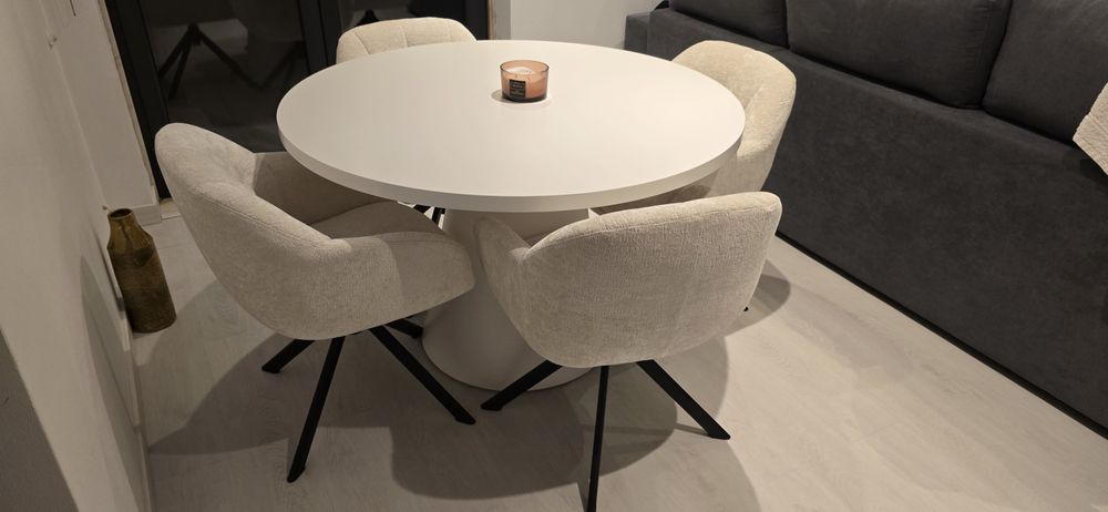 Mesa de jantar e cadeiras