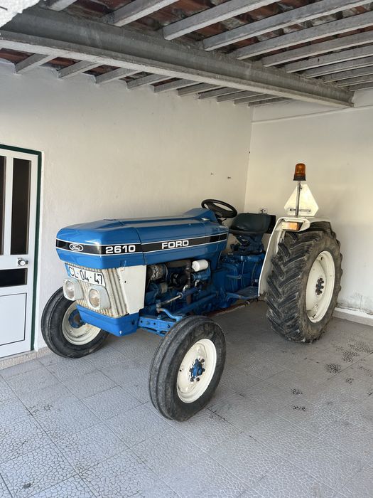 Trator ford em muito bom estado
