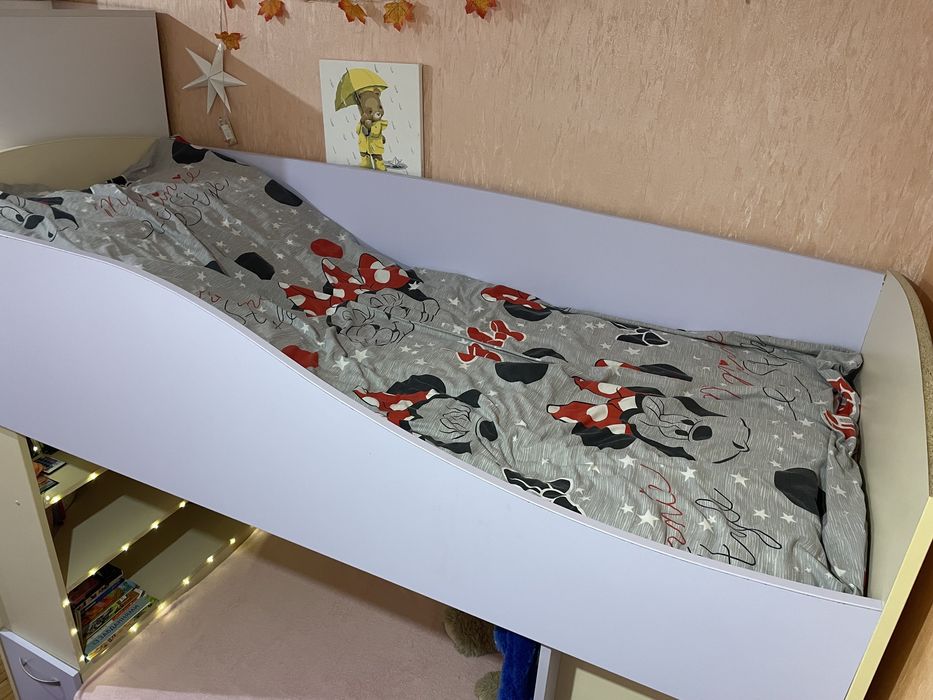 Ліжко двоярусне з поличками і виїзними шухлядами