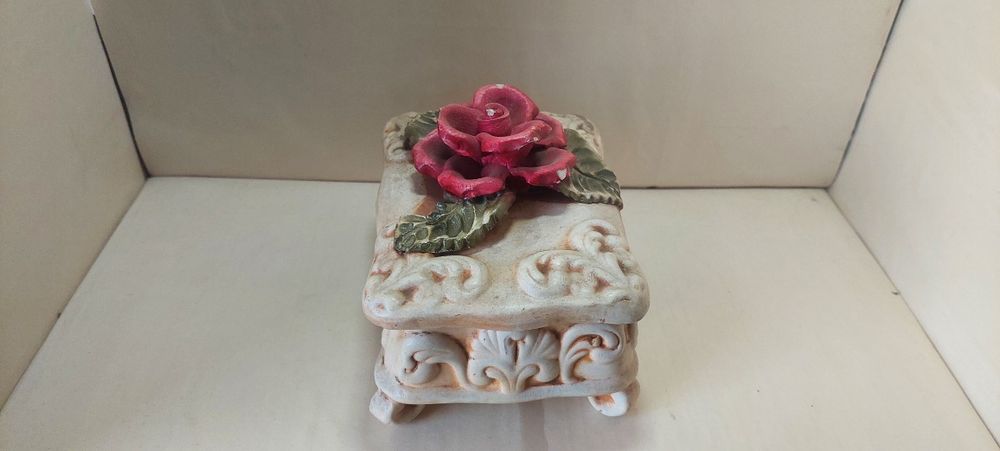 Caixa decorativa com rosa em relevo — 8 €