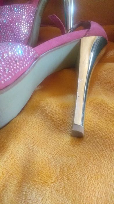 3 pares de sandálias em bom estado