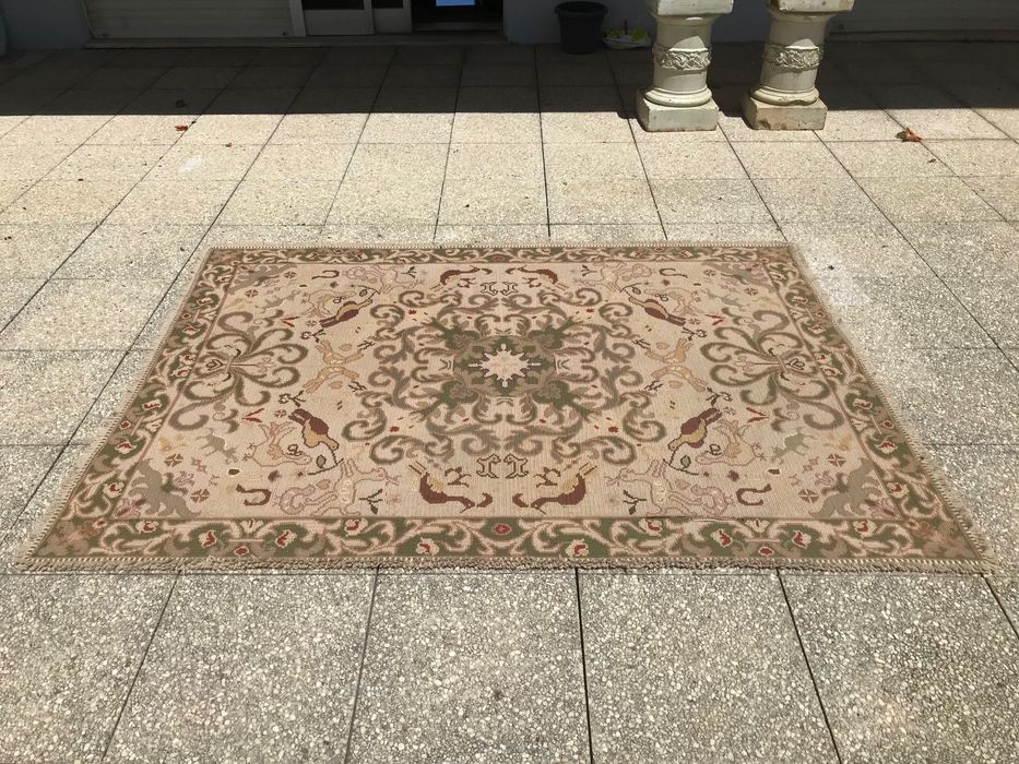 Tapete de Arraiolos - beges e verde - 1.44 x 2 m