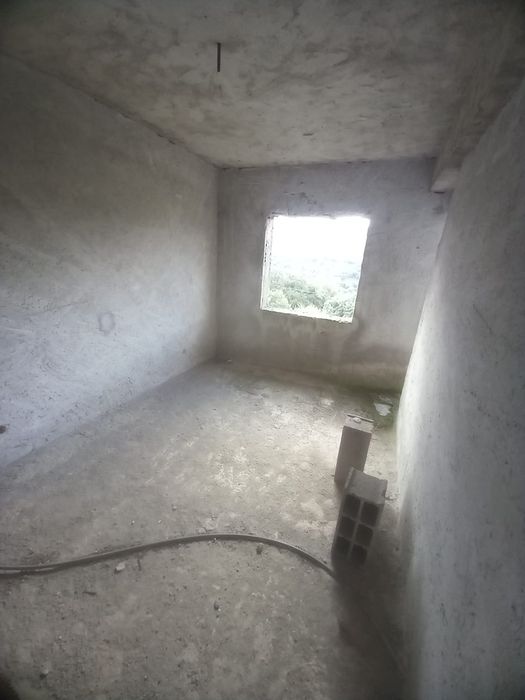 Vende se terreno com moradia em construção  Ribas de Baixo Fanhões