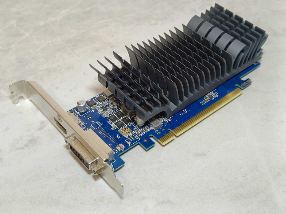 Відеокарта ASUS Nvidia GT1030 2GB GDDR5 НИЗЬКОПРОФІЛЬНА відмінний Стан