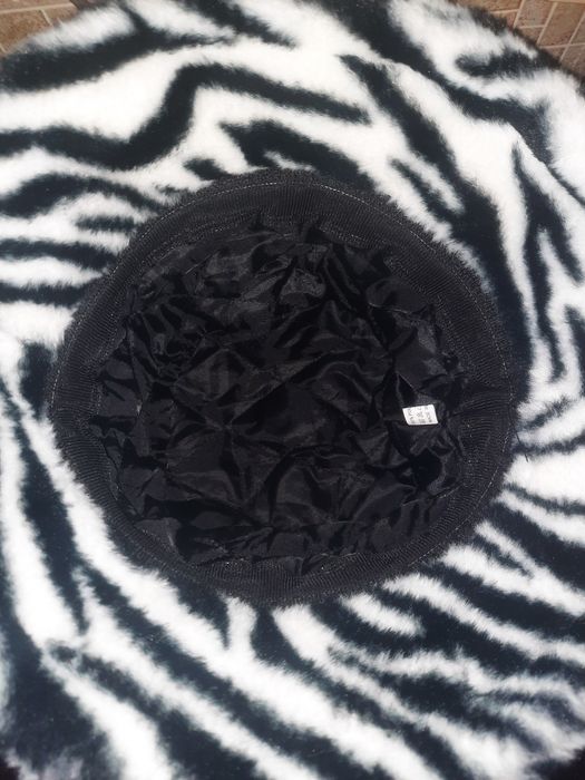 Хутряна панама з принтом зебра