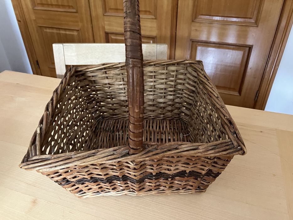 Cesta garrafeira em verga com tecido á volta
