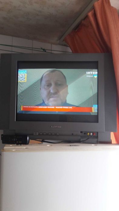 Телевизор с пультом.