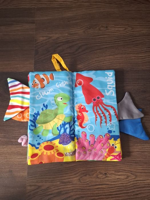 Sensoryczna książeczka szeleszcząca z ogonkami zwierząt morskich