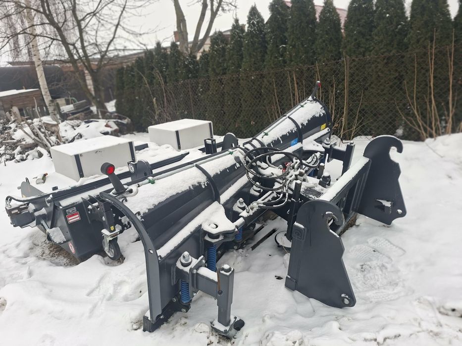 Zamiatarka do asflatu i plug do odsniezania