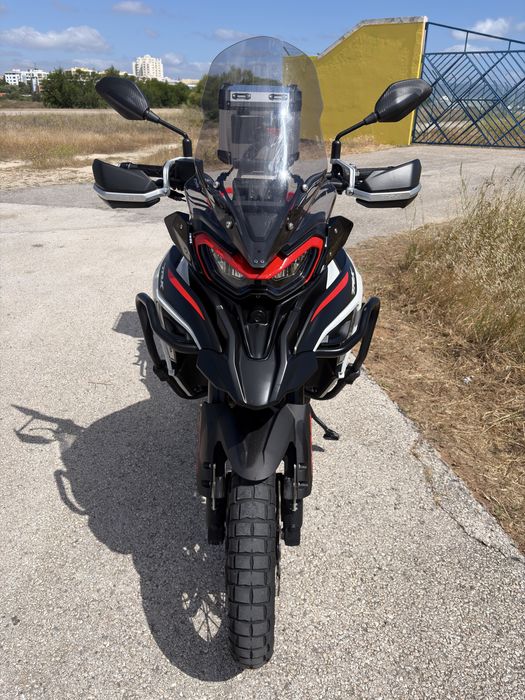 Benelli TRK 702X. Garantia até 10/26. Com extras
