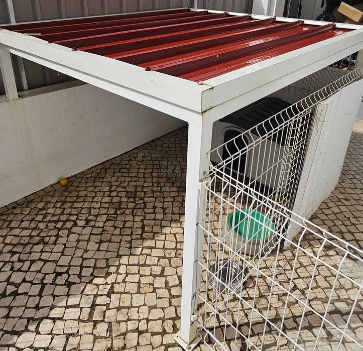 Abrigo/Telheiro para arrumos ou animais