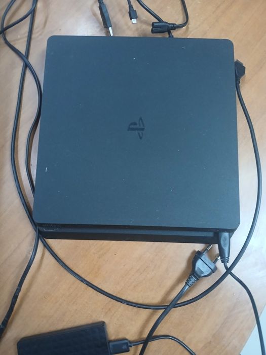 Продається приставка Sony PlayStation 4