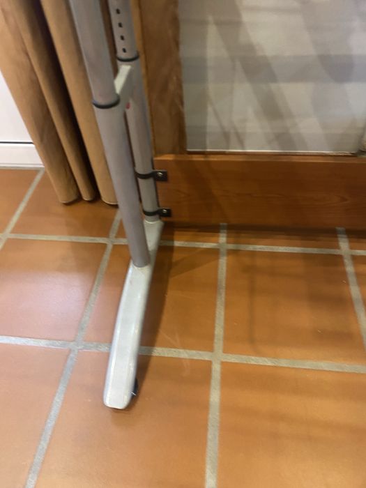 Secretária ajustável em altura, em metal e vidro muito resistente