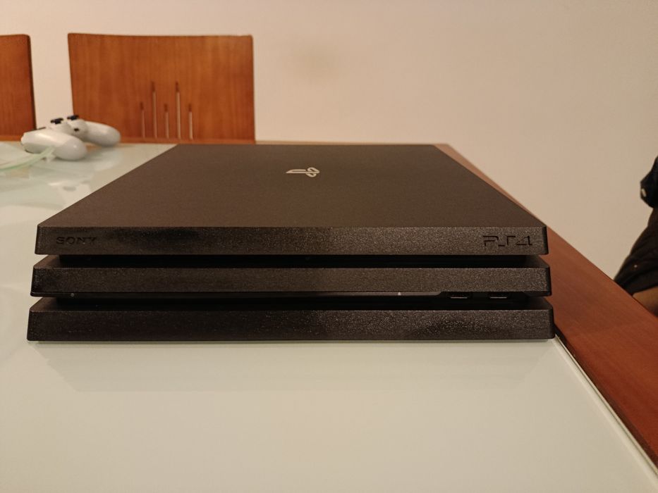 Ps4 pro 1tb com 2 comandos e 10 jogos