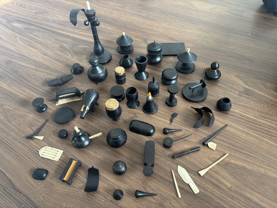 Peças miniatura em pau preto