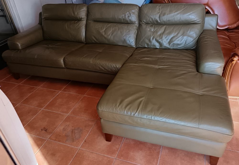 Sofá chaise long em couro verde