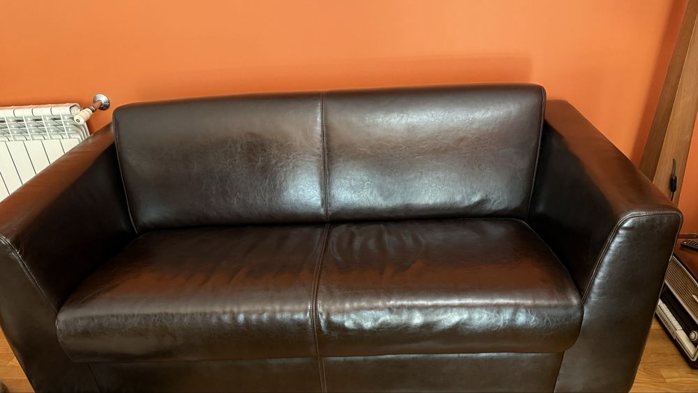 Sofa em pele de dois lugares