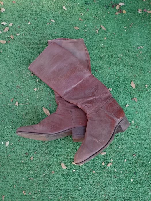 Botas antigas feitas a mão.  Número pequeno.