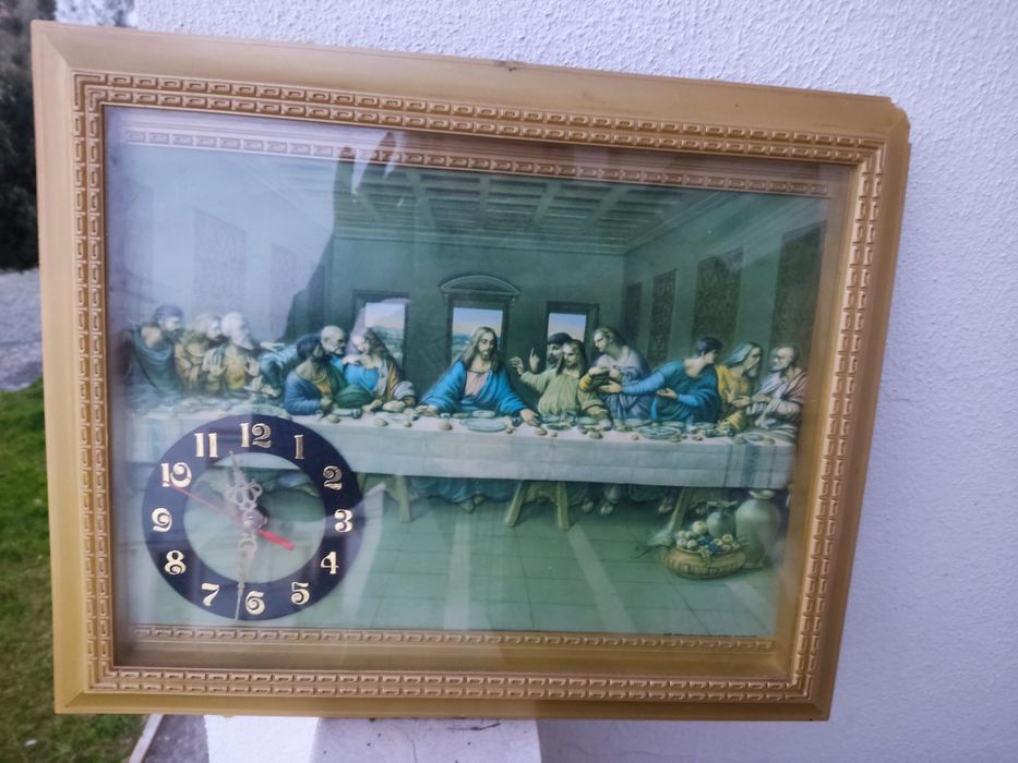 Loiça, livros, quadros, relógio