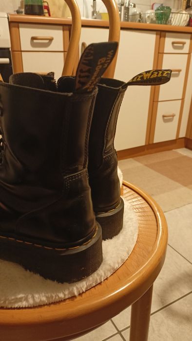 Martensy, czarne, na platformie, z przeszyciami