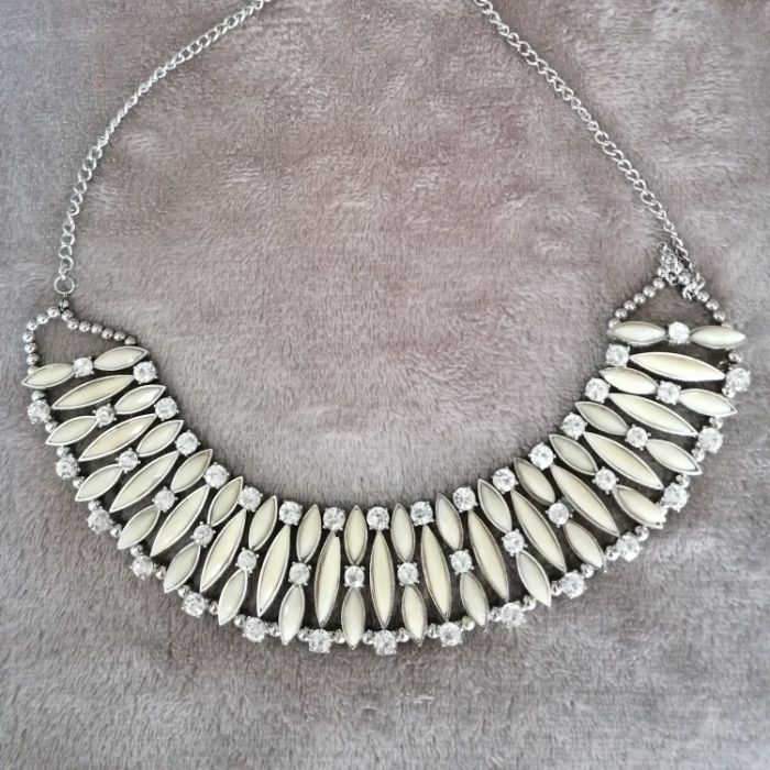 Colar Vintage Branco com Pedras