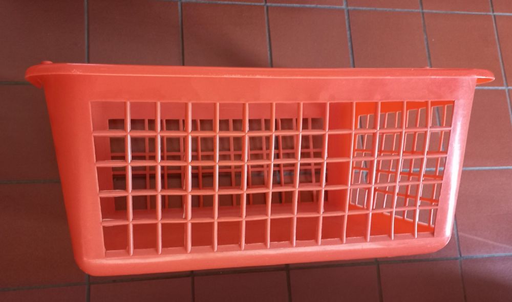 Cesto de plastico.64740829146882121