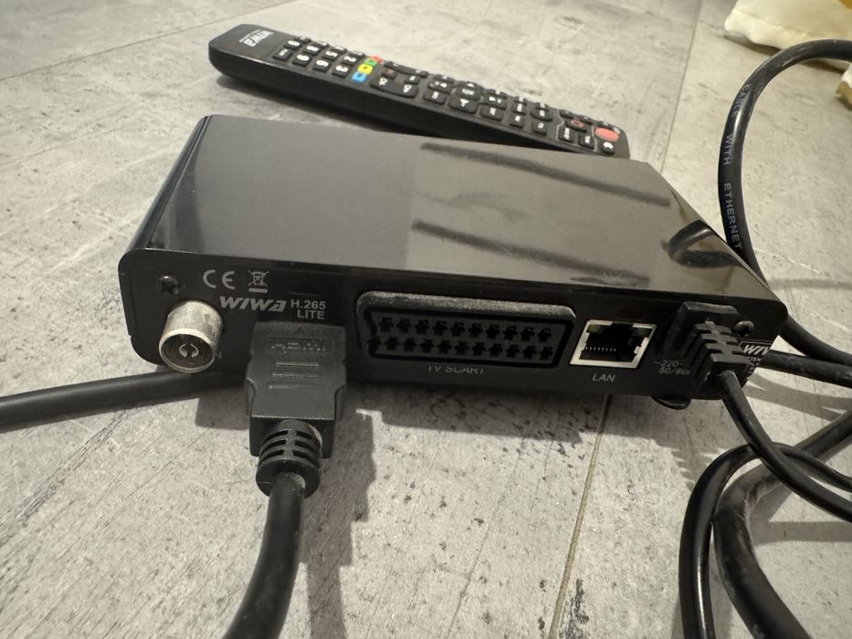 tuner DVB-T2 Wiwa H.265 Lite z pilotem i kablami