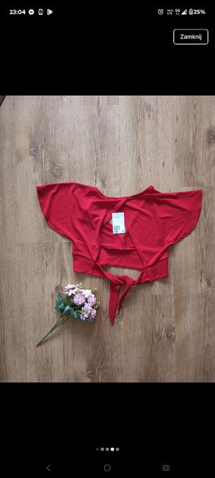 Czerwony crop top z wiązaniem ma plecach