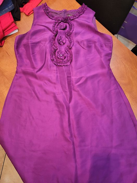 Piękna wizytowa sukienka w kolorze głębokiej fuksja. Rozmiary na zdjęc