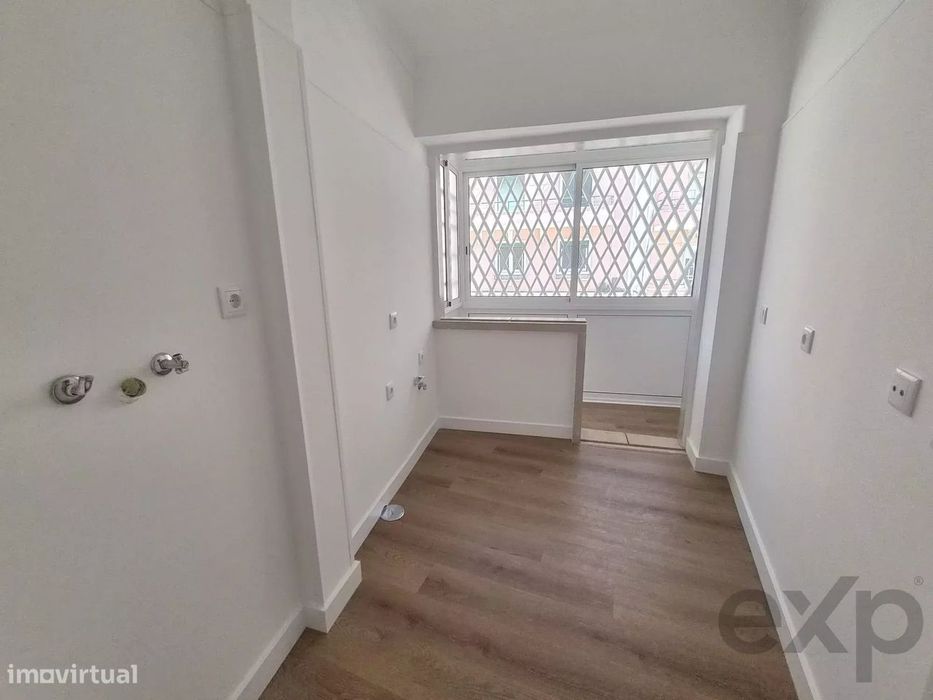 Apartamento T5 com elevador e varanda em Entrecampos