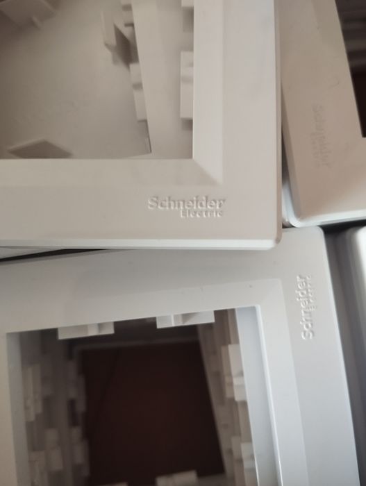 Ramki około 50szt Schneider