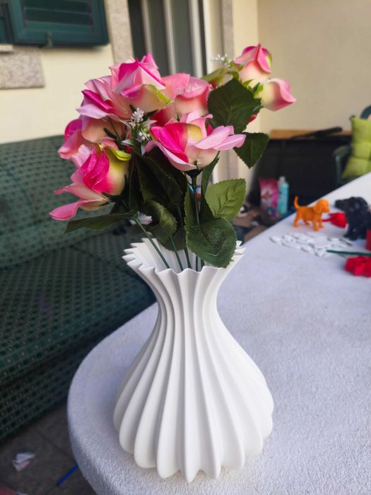 Vaso decorativo de linhas elegantes — 20cm