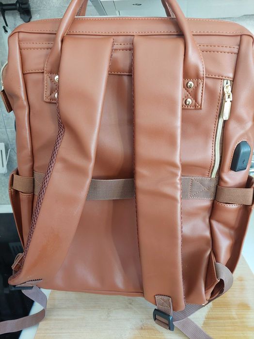 Mochila em pele sintética castanha – Prática e elegante