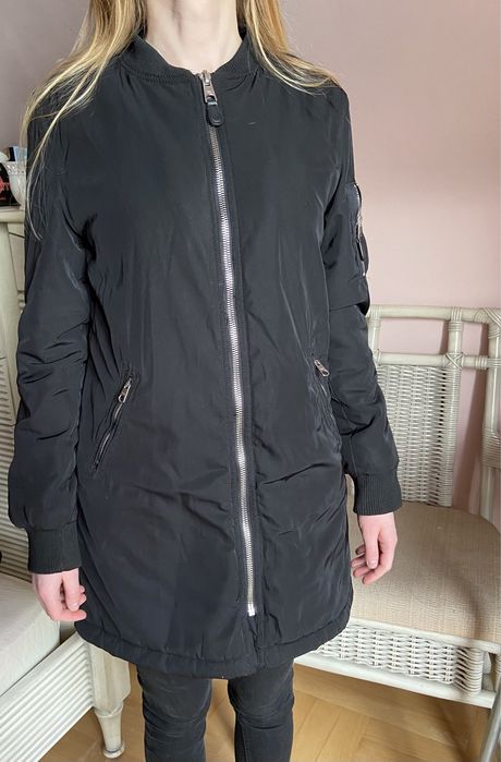 Czarna długa kurtka bomberka Bershka S