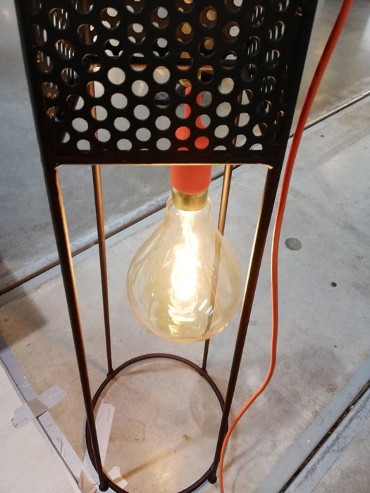 Lampa stalowa czarna - pomysł na prezent